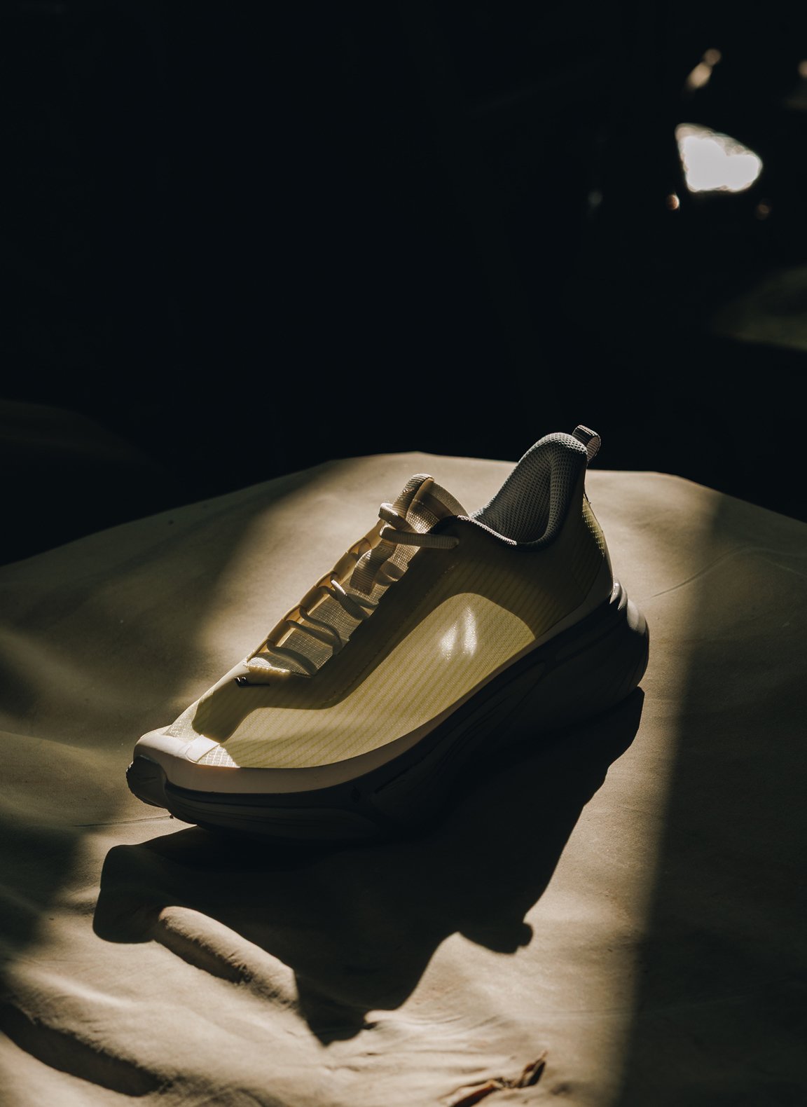 반투명한 모노 메쉬 소재