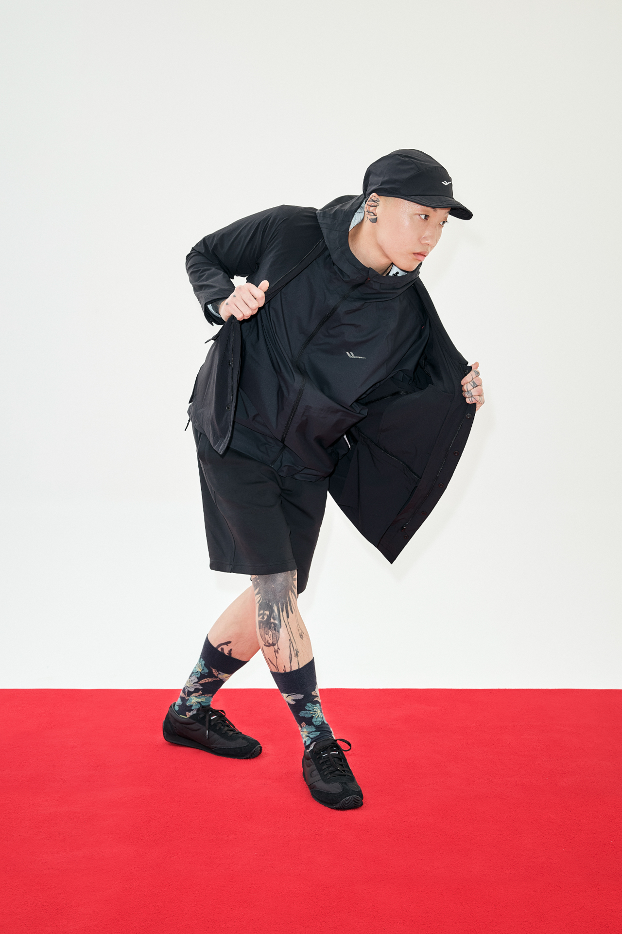 블랙 자켓을 휘날리며 앞으로 발을 내딛는 비키의 측면 컷