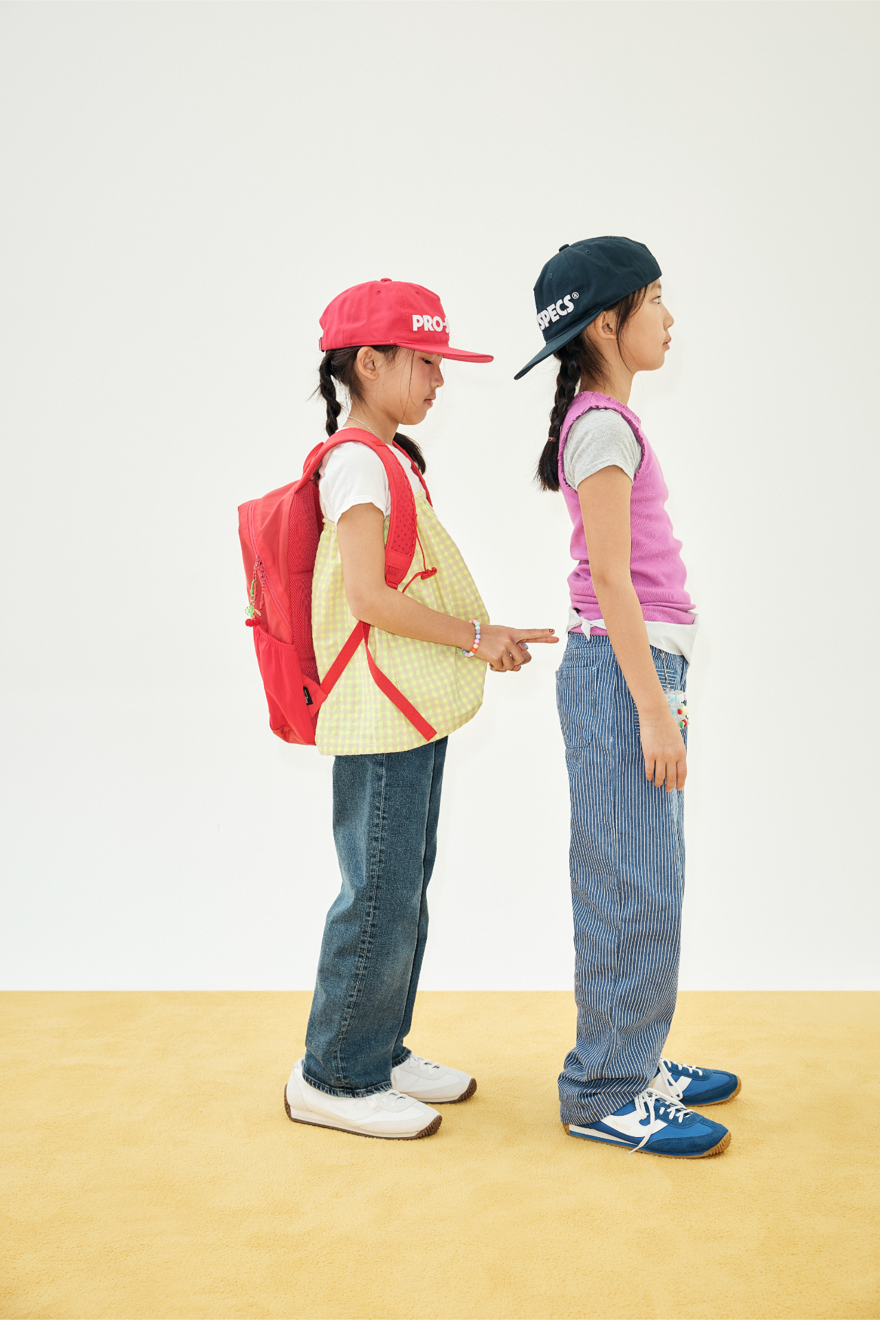 앉은 자세에서 다리를 뻗고 카메라를 바라보는 하울
