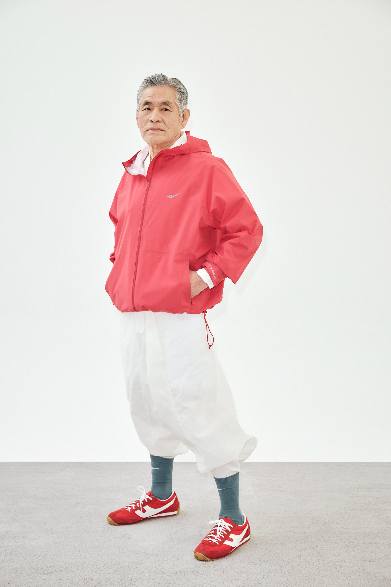 코랄 재킷에 흰 한복 바지, 빨간 스니커즈를 신은 김종수의 정면 풀바디 컷