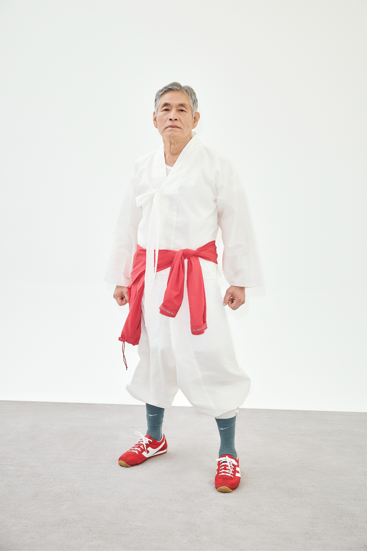 흰 한복과 빨간 띠를 두른 김종수의 풀바디 컷