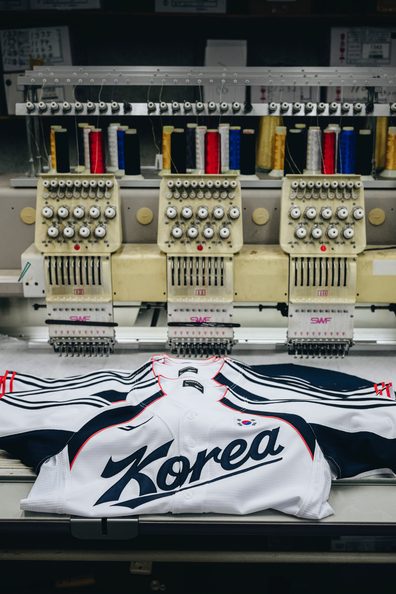 Korea 레터링이 새겨진 완성된 국가대표 야구 유니폼 컷