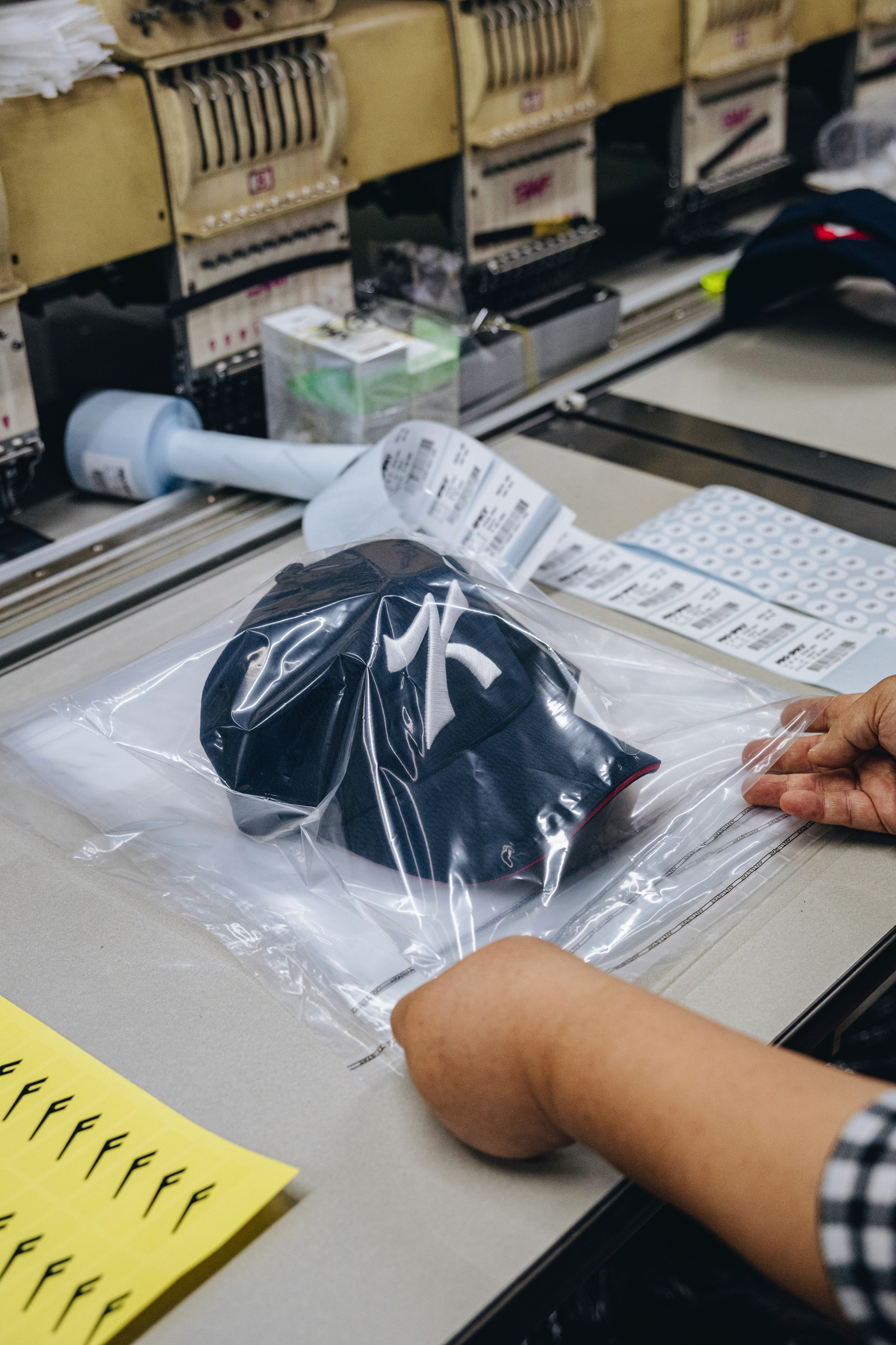 모자에 챙을 연결해 형태를 만드는 컷